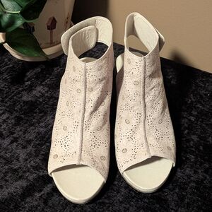 Leather Hand painted White Women's Sandals. Size 9.